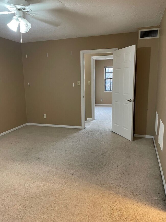 Building Photo - *Knoxville 37912 - 2 bedroom, 2.5 bath tow...