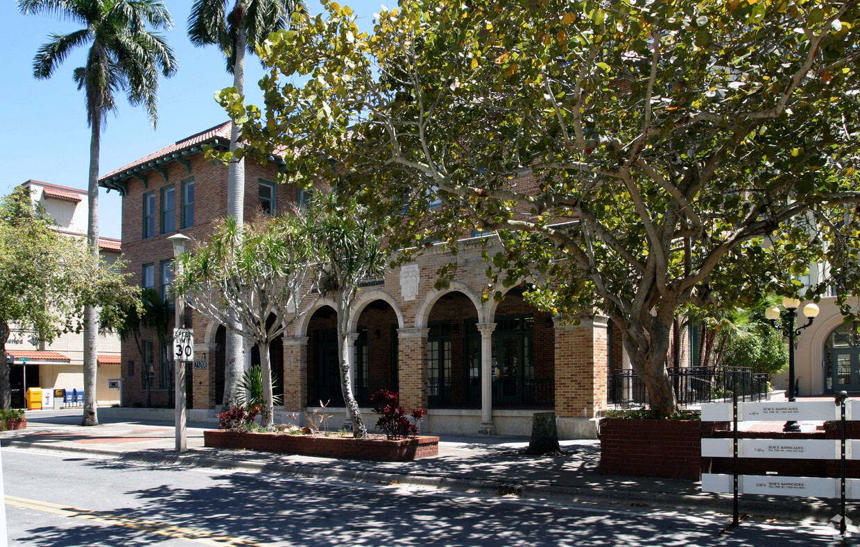 Primary Photo - Franklin Arms Building