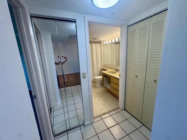 Building Photo - 601 Seafarer Cir