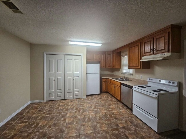 Foto del edificio - "Charming 3-Bed, 2-Bath Retreat Awaits!"
