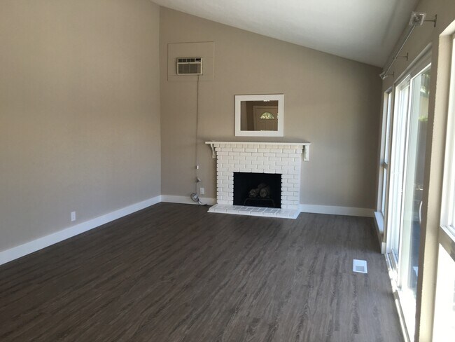 Foto del edificio - Cozy Updated 3 bedroom With Side Access