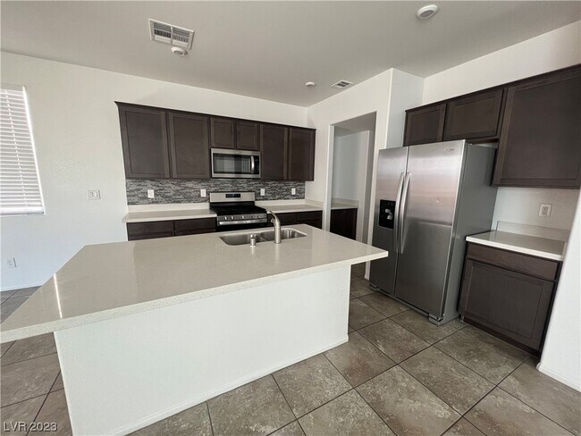 Building Photo - 3055 Eaglesfield Ave