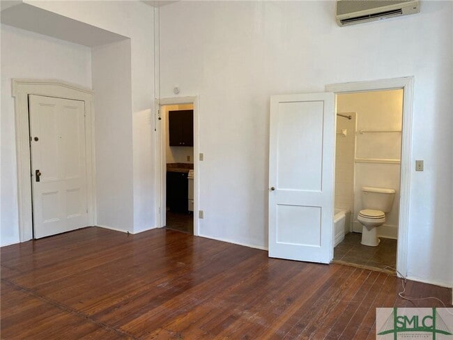 Foto del edificio - 112 E Harris St