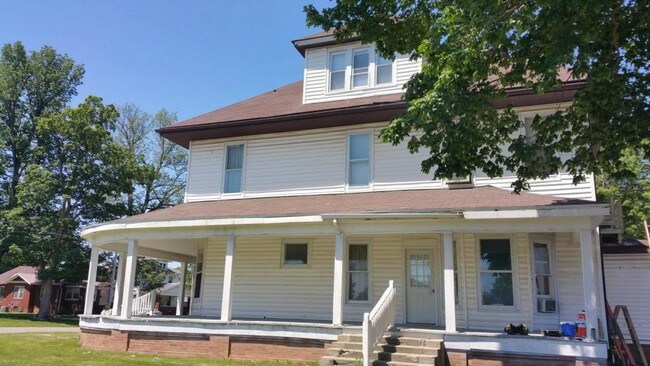 Building Photo - 414 E Walnut St #2