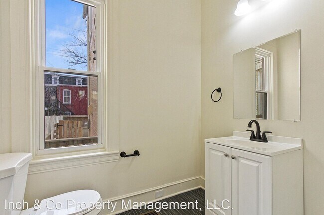 Building Photo - 5 br, 1.5 bath House - 526 E Walnut St