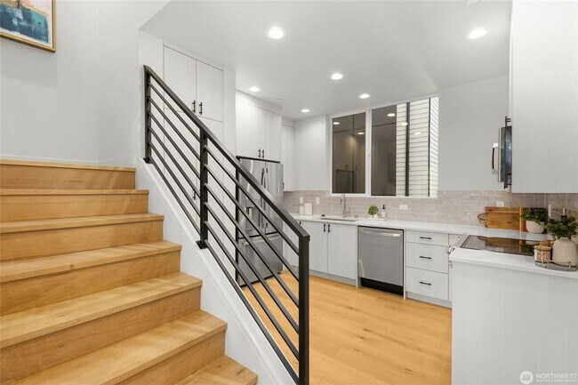 Foto del edificio - Brand new live/work unit in heart of Madrona.