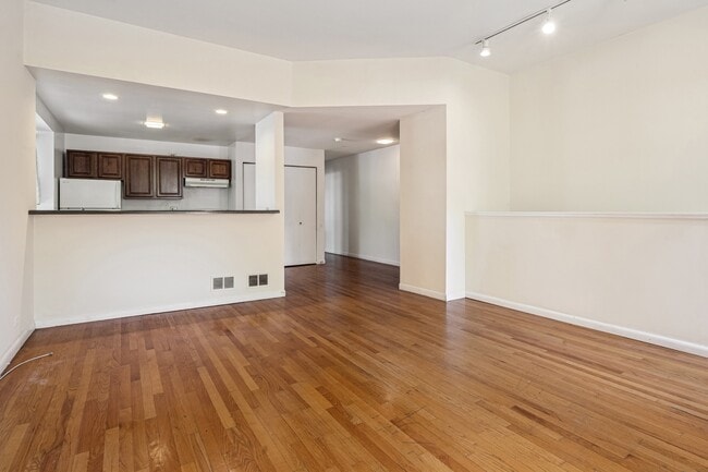 Building Photo - 828 W Dakin St