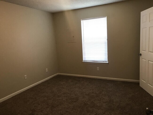 Foto del edificio - 592 Hill Ln