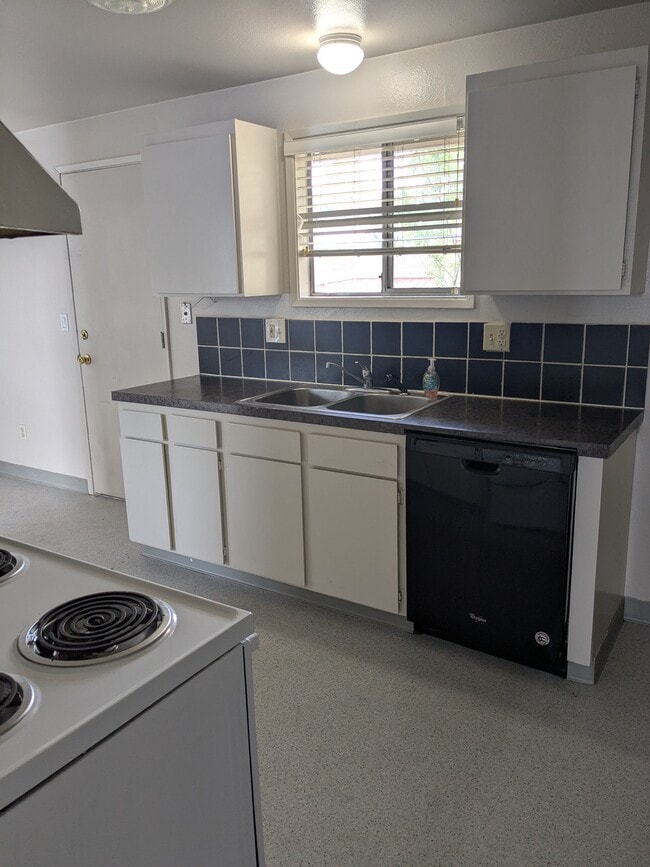 kitchen - 1427 Lakeview Ave