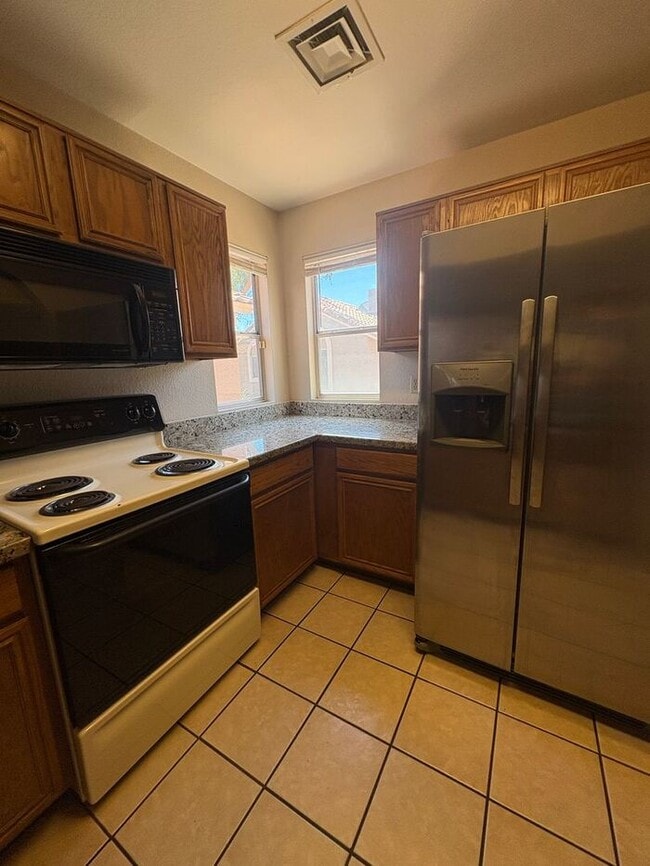 Building Photo - READY TO TOUR NOW! 2 Bedroom 2 Bath Peoria Townhouse