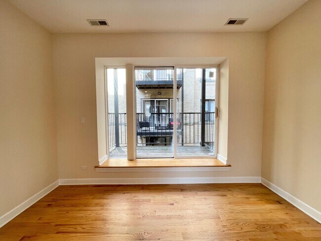 Building Photo - 3348 W Wilson Ave
