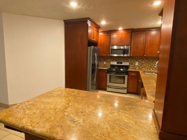 Building Photo - Updated 3 bed 1 bath apartment in duplex