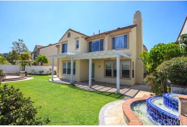 El césped ha sido reemplazado por una hermosa losa que requiere poco mantenimiento. - 2558 Carlton Pl