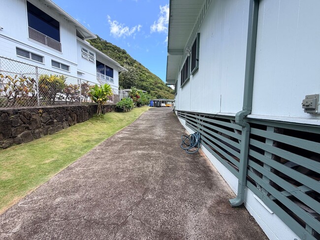 Building Photo - Spacious 2 Bedroom / 2 Bathroom Pet-Friendly Home in Moanalua Valley