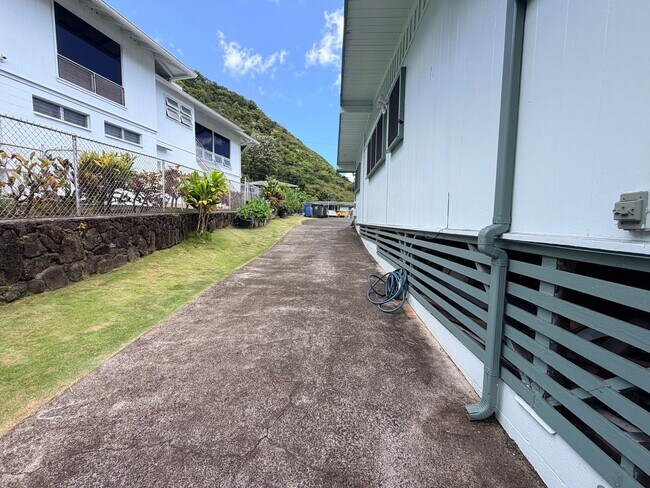 Foto del edificio - Spacious 2 Bedroom / 2 Bathroom Pet-Friendly Home in Moanalua Valley