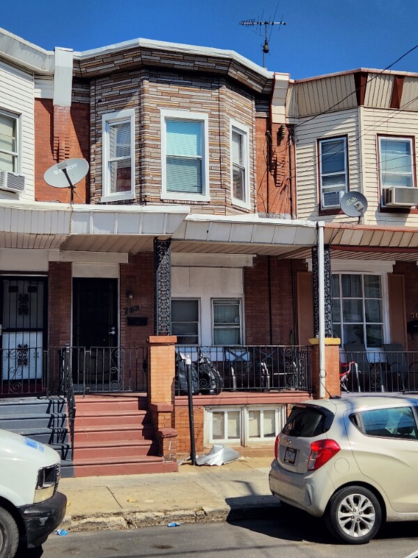 Primary Photo - 705 E Ontario St