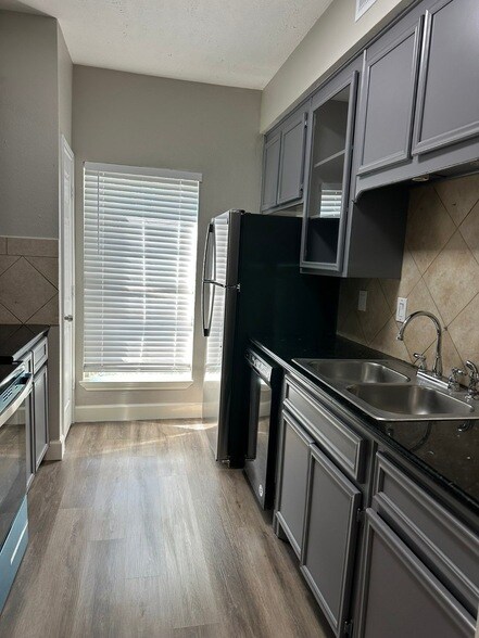 Building Photo - 9707 Richmond Ave.