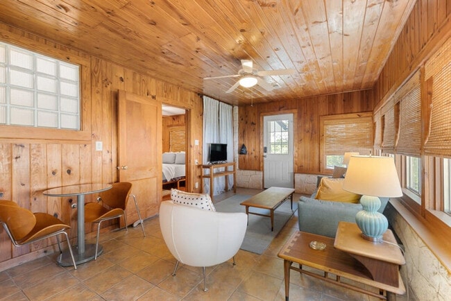 Building Photo - 200 Woodcreek Dr