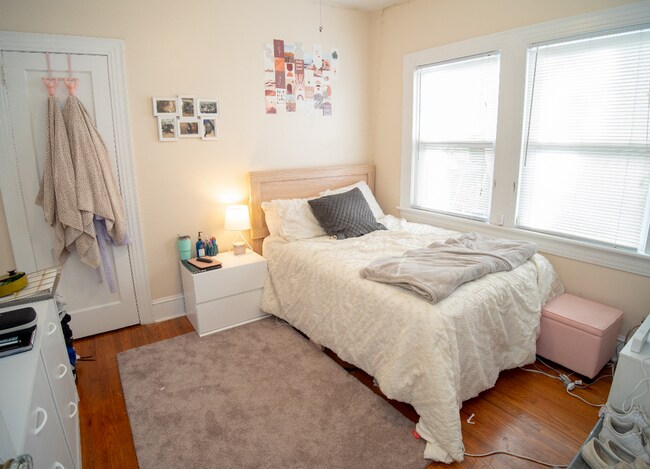 Building Photo - Grid House for Rent- 2 blocks to campus