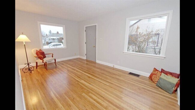 Sala de estar - 1024 E Hoffman Ave