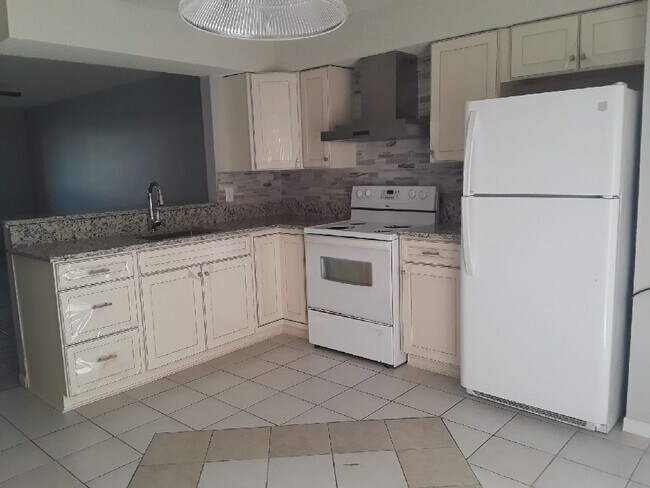 Building Photo - 730 Zella Ln