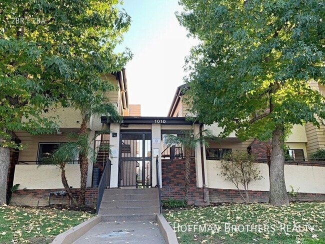 Building Photo - 1010 E Acacia Ave