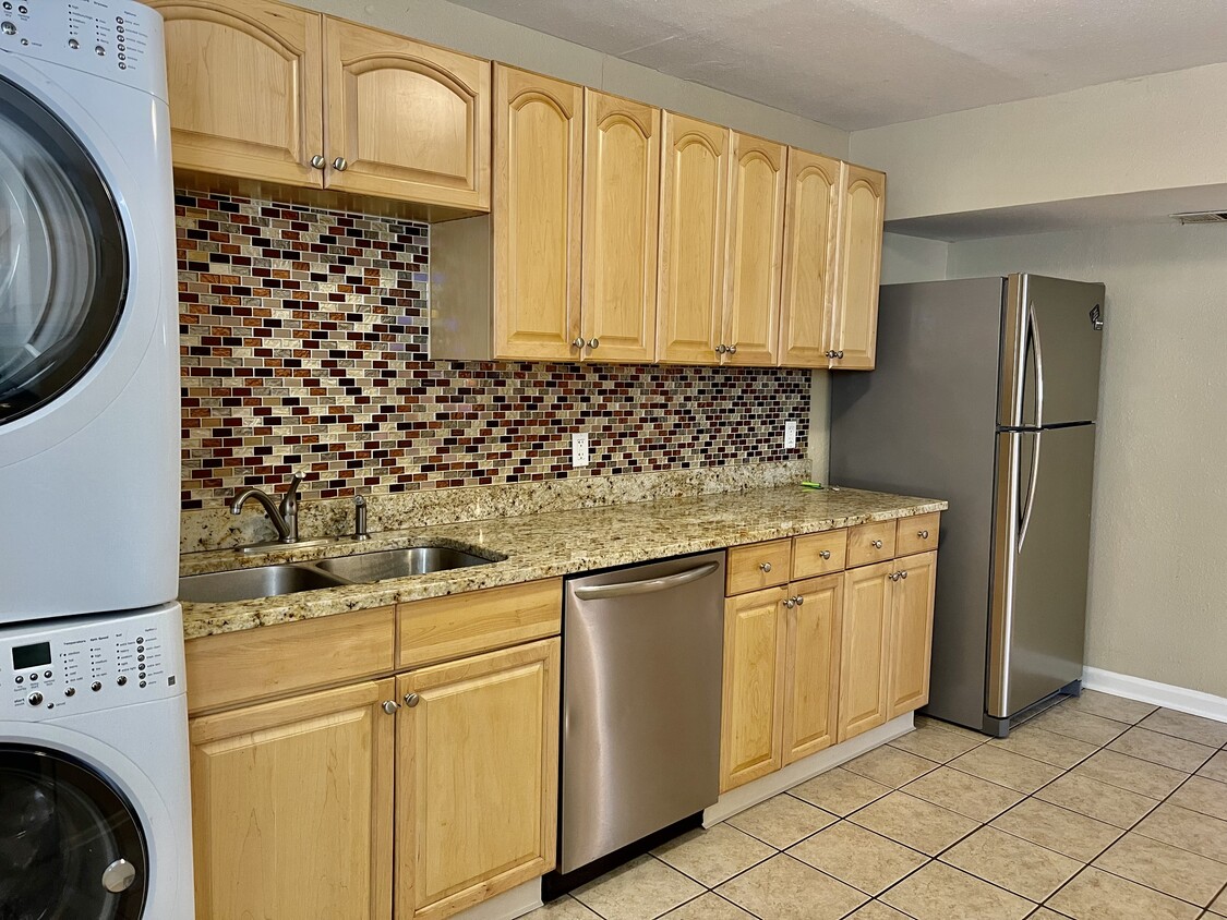 Recently updated kitchen - 620 W 1st Ave