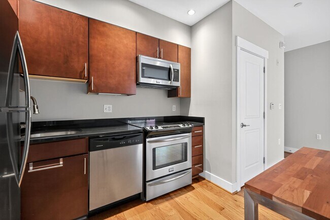 Foto del edificio - Chic 1-Bedroom Condo in Columbia Heights – Steps from Metro, Parks & Cafés