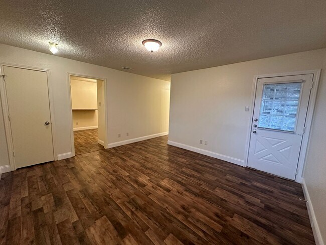 Foto del edificio - 5415-5415 Brookhollow Dr
