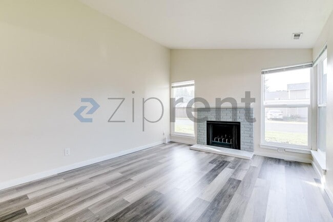 Building Photo - 3002 M Dr NE