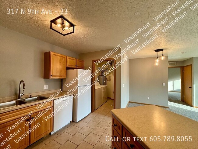 Building Photo - Remodeled 2 Bedroom Walk Out Apartment!