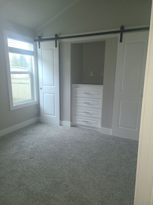 Foto del edificio - 55+ neighborhood. Light, bright, and move-in ready!