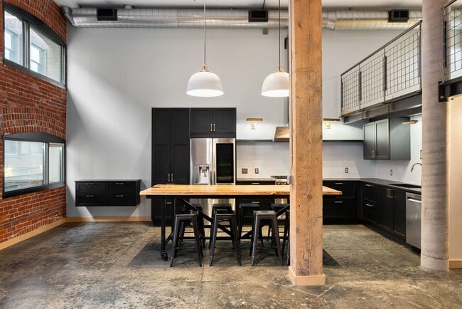 Building Photo - Gorgeous Fully Furnished Condo in Downtown...