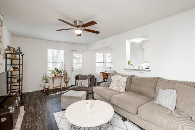 Foto del edificio - 3503 Larchmont Cove