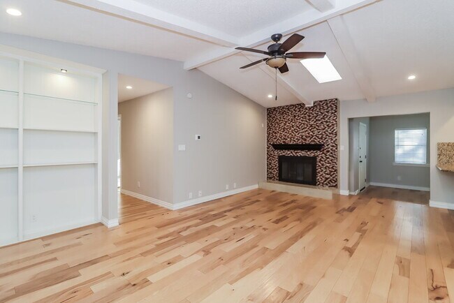 Foto del edificio - 2715 Hilldale Blvd