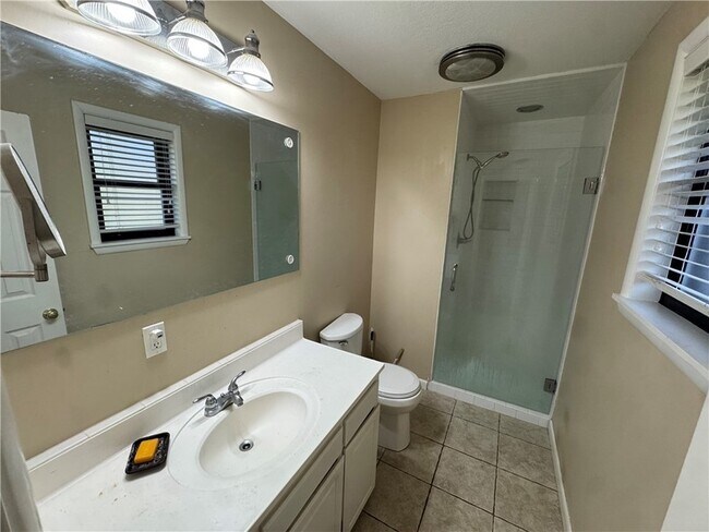 Building Photo - 718 E Debra Dr