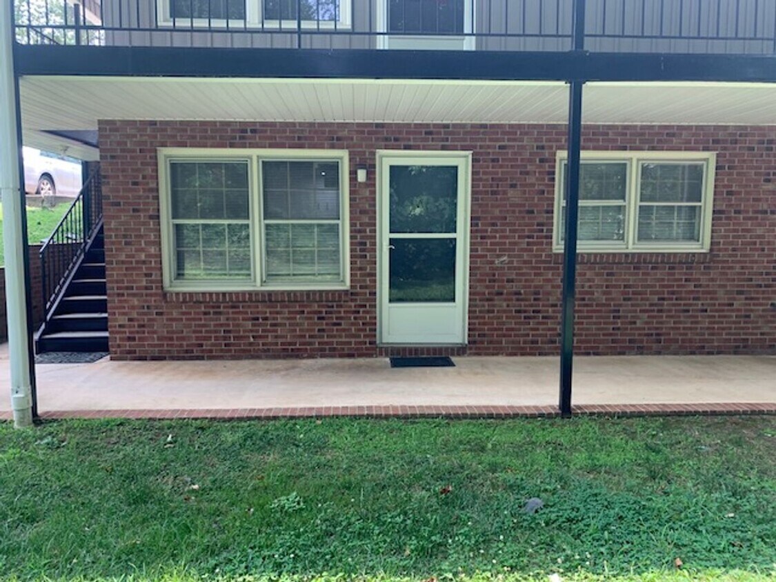 Primary Photo - 1101 Robin Hood Road