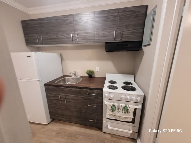 Building Photo - 186 Queen St