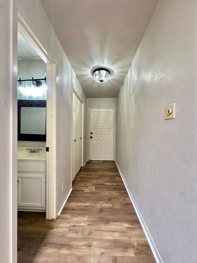 Foto del edificio - COMING DECEMBER 2025- 2 Bedroom 1.5 Bathroom Condo + Clubhouse/Pool/River Access