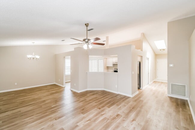 Building Photo - 8431 Moss Pointe Trail N
