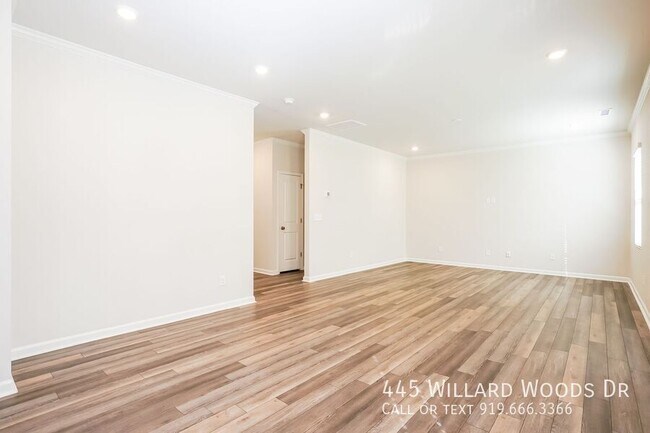 Foto del edificio - 445 Willard Wds Dr