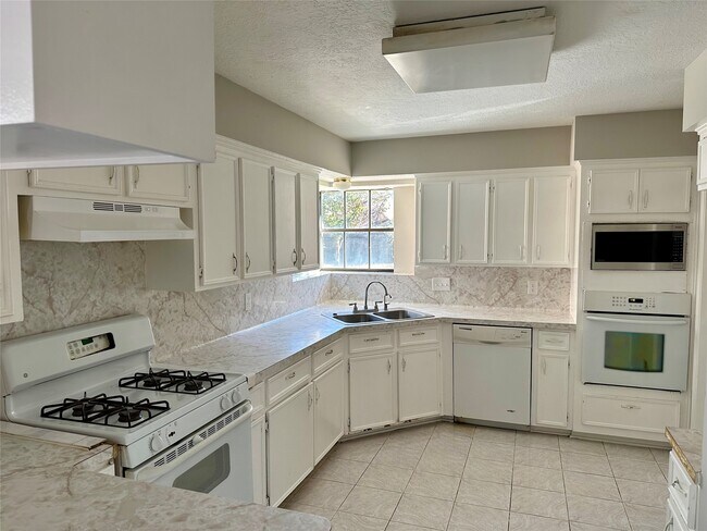 Foto del edificio - 2818 Stoney Wood Dr