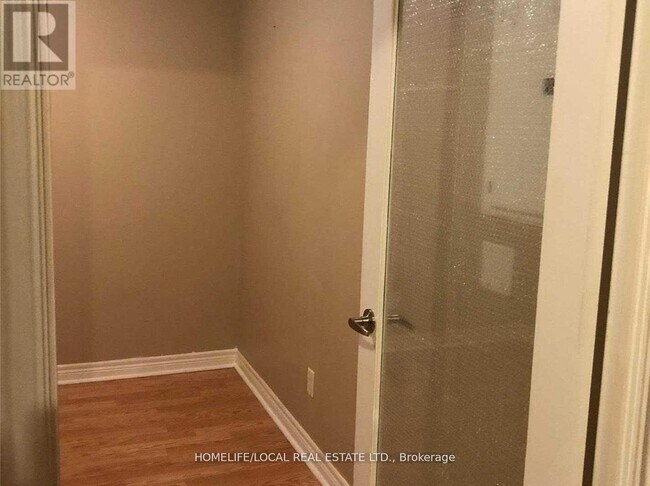 Photo du bâtiment - 310-3310 Burnhamthorpe Rd W