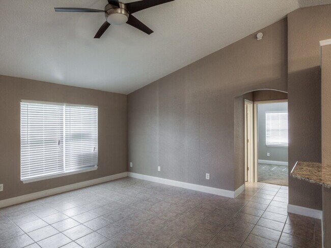 Foto del edificio - 350 Trade Wind Dr