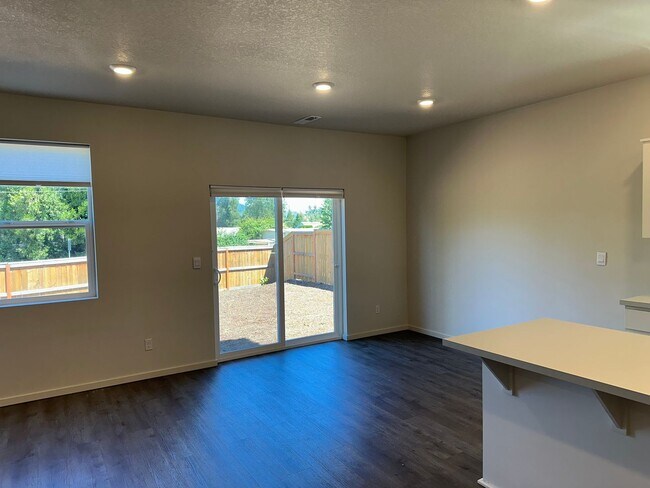 Building Photo - 4 bedroom 2.5 bathrooms in the beautiful M...