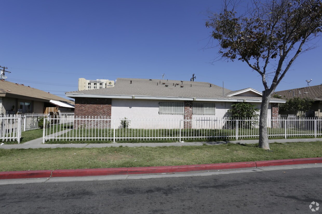 Building Photo - 1777 W Glen Ave