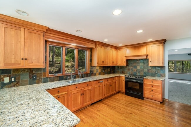 Building Photo - Stunning 4-Bedroom Home with 5 Full Baths ...