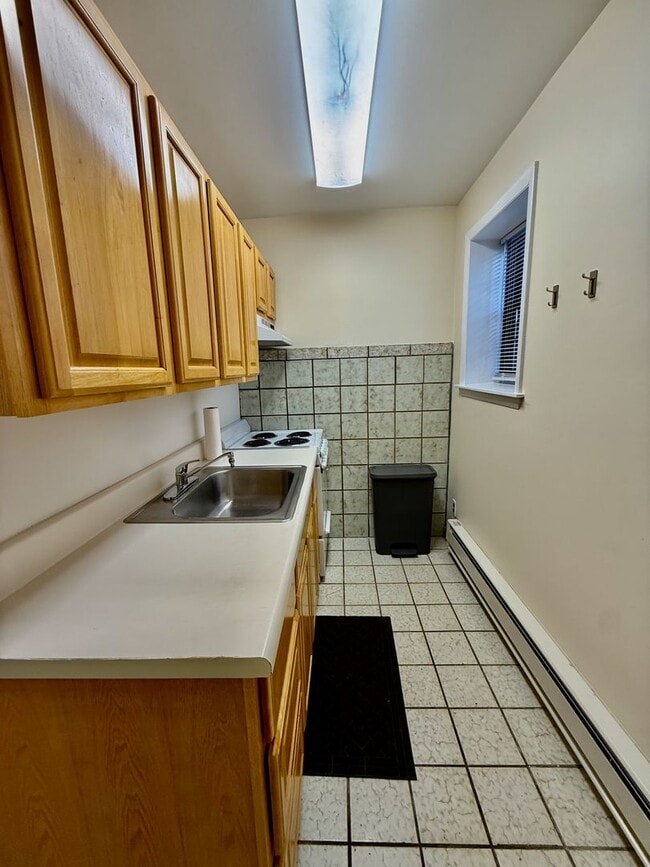 Building Photo - 2528 Christian St