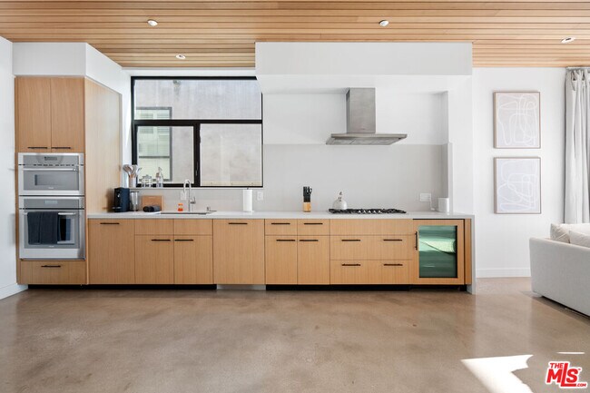 Building Photo - 305 Ocean Front Walk