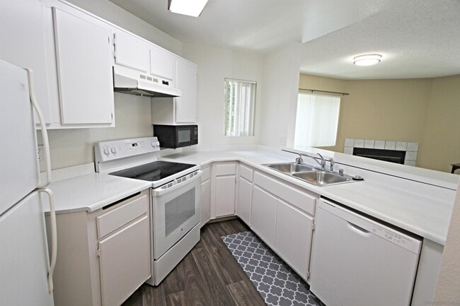 Building Photo - 7575 Charmant Dr